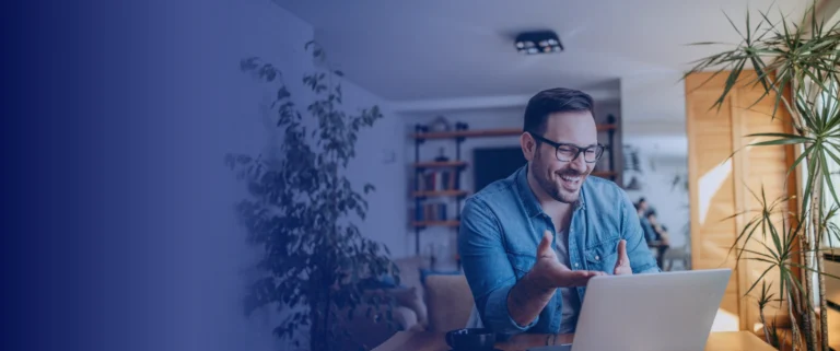 homme à son bureau